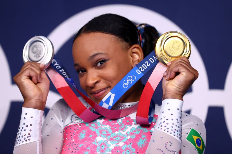 &copy; Reuters. Rebeca Andrade segura medalhas de prata e de ouro que conquistou na Olimpíada de Tóquio
02/08/2021 REUTERS/Lindsey Wasson