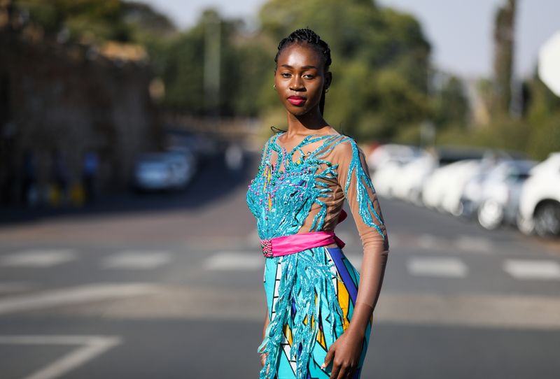 &copy; Reuters. Lehlogonolo Machaba, la primera mujer abiertamente transgénero en competir por el título de Miss Sudáfrica, posa para una fotografía en el exterior de los edificios Union en Pretoria, Sudáfrica, el 10 de julio de 2021. REUTERS/ Sumaya Hisham