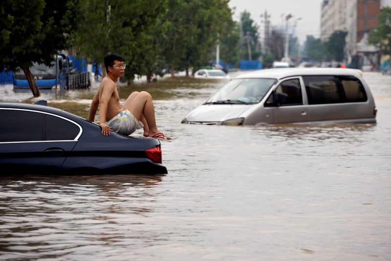 &copy; Reuters. Les autorités chinoises ont nettement revu à la hausse lundi le bilan des inondations survenues le mois dernier dans la province du Henan, dans le centre-est de la Chine, à 302 morts, soit plus du triple du chiffre annoncé la semaine dernière. /Photo