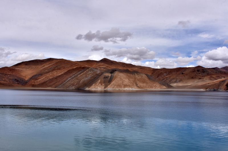 &copy; Reuters. Una vista del lago Pangong Tso en la región de Ladakh el 27 de julio de 2019. REUTERS/Mukesh Gupta