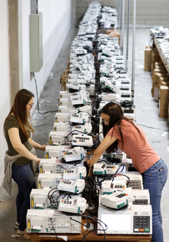 &copy; Reuters. Funcionários da Justiça Eleitoral preparam envio de urnas eletrônicas para eleição de 2018 em Curitiba
22/10/2018
REUTERS/Rodolfo Buhrer