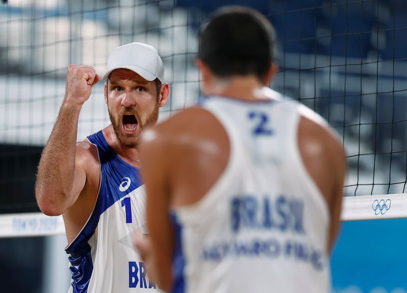 &copy; Reuters. Alison vibra ao lado de Alvaro Filho durante partida de vôlei de praia contra dupla mexicana na Tóquio 2020
02/08/2021 REUTERS/Pilar Olivares