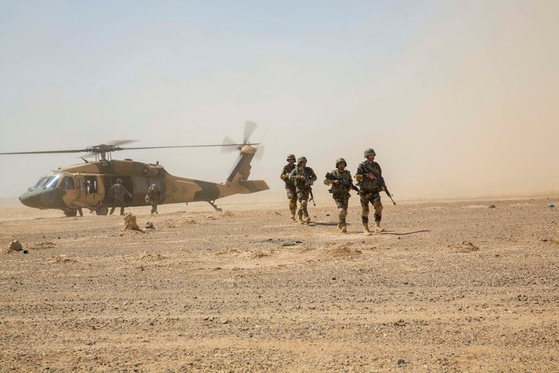 &copy; Reuters. Imagen de archivo de tropas del Cuerpo 215 del Ejército Nacional Afgano desembarcan desde un helicóptero Black Hawk de la Fuerza Aérea Afgana en el Campo Shorabak en la provincia de Helmand, Afganistán. 28 de julio, 2018. U.S. Marine Corps/1st Lt. Kat