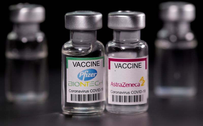 &copy; Reuters. Frasco rotulado como de vacina da AstraZeneca contra Covid-19 ao lado de frasco rotulado como de vacina Pfizer-BioNTech contra Covid-19 em foto de ilustração
19/03/2021 REUTERS/Dado Ruvic