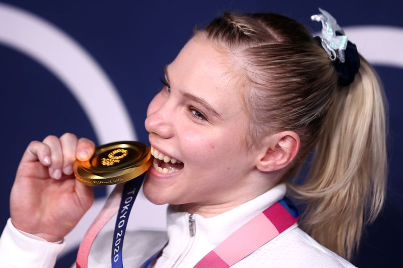 &copy; Reuters. Ginasta norte-americana Jade Carey com a medalha de ouro conquistada no solo durante a Olimpíada Tóquio 2020
02/08/2021 REUTERS/Lindsey Wasson