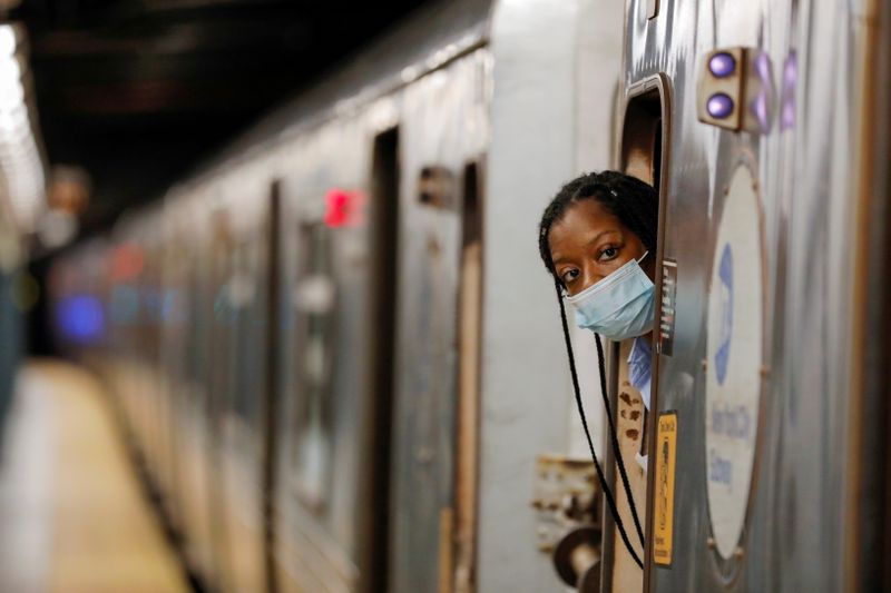 &copy; Reuters. Les employés des transports new-yorkais devront, à partir du mois prochain, présenter une preuve de vaccination contre le COVID-19 ou passer chaque semaine un test de dépistage, a annoncé lundi le gouverneur de l'Etat de New York, Andrew Cuomo. /Phot