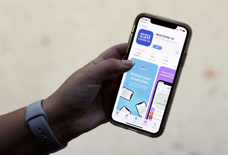 &copy; Reuters. FILE PHOTO: The coronavirus disease (COVID-19) contact tracing smartphone app of Britain's National Health Service (NHS) is displayed on an iPhone in this illustration photograph taken in Keele, Britain, September 24, 2020. REUTERS/Carl Recine/Illustratio