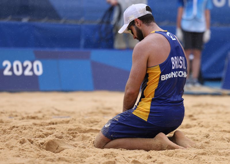&copy; Reuters. Ago 2, 2021. 
Foto del lunes del brasileño  Bruno Oscar Schmidt tras su eliminación en el voleibol playa de los Juegos de Tokio. 
REUTERS/Pilar Olivares