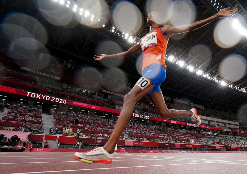 &copy; Reuters. Ago 2, 2021. 
Foto del lunes de la neerlandesa Sifan Hassan celebrando tras ganar el oro en los 5.000 mts en Tokio.
 REUTERS/Fabrizio Bensch 