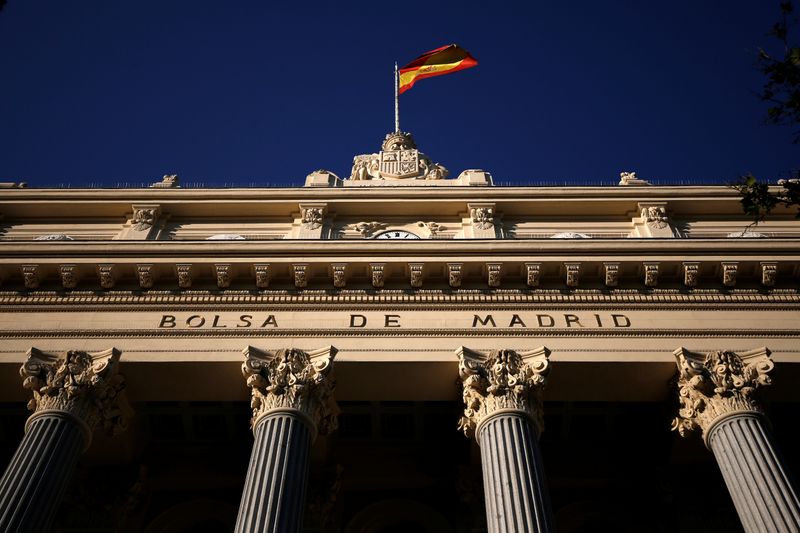 &copy; Reuters. FOTO DE ARCHIVO: Una bandera española sobre la Bolsa de Madrid, España, el 1 de junio de 2016. REUTERS/Juan Medina