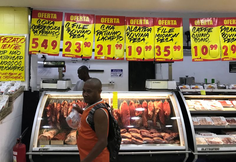 &copy; Reuters. Consumidor compra carne em um supermercado no Rio de Janeiro
10/05/2019
REUTERS/Pilar Olivares