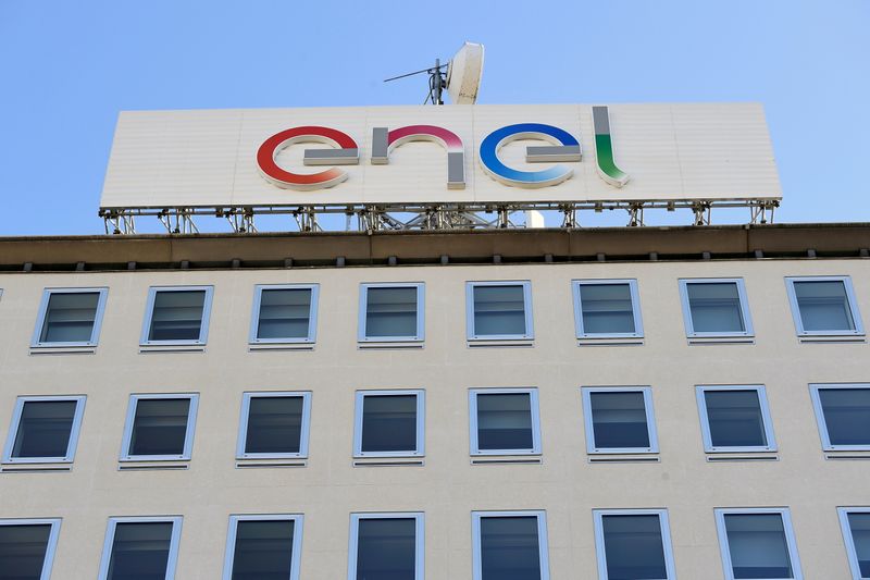 &copy; Reuters. FOTO DE ARCHIVO: Un logotipo de la multinacional energética italiana Enel se ve en la sede de Milán, Italia, 5 de febrero de 2020. REUTERS/Flavio Lo Scalzo