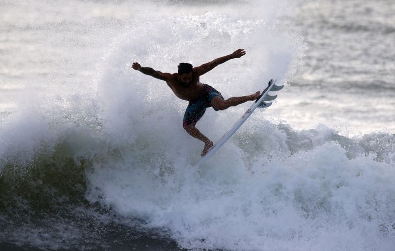 &copy; Reuters. Ítalo Ferreira surfa em Baía Formosa após conquistar o ouro olímpico em Tóquio
30/07/2021
REUTERS/Rodolfo Buhrer