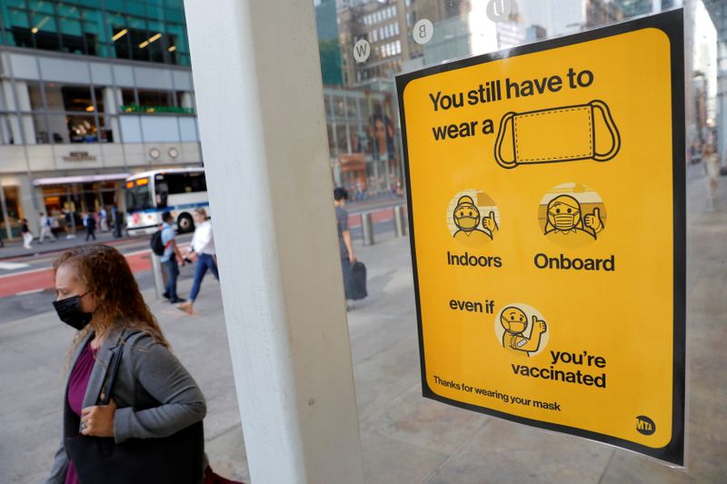 &copy; Reuters. A poster alerting for the wearing of masks is seen on a 42nd Street subway entrance as cases of the infectious coronavirus Delta variant continue to rise in New York City, New York, U.S., August 2, 2021. REUTERS/Andrew Kelly