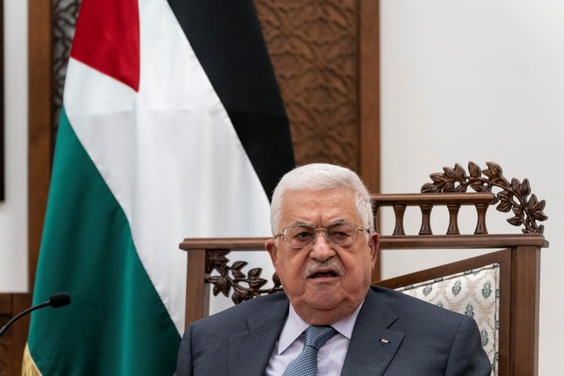 &copy; Reuters. الرئيس الفلسطيني محمود عباس يتحدث خلال مؤتمر صحفي في رام الله يوم 25 مايو ايار 2021. صورة من ممثل لوكالات الأنباء. 