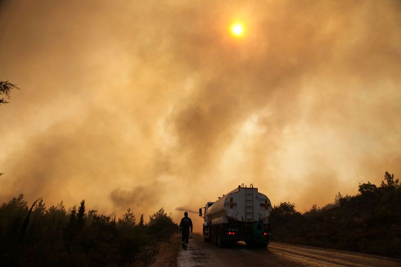 &copy; Reuters. Los bomberos extinguen un incendio forestal en la región de Mazi, cerca de Bodrum, Turquía, 2 agosto 2021.
REUTERS/Kenan Gurbuz  