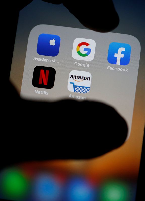 &copy; Reuters. Ilustración fotográfica que muestra el logo de las aplicaciones para móvil de Google, Amazon, Facebook, Apple y Netflix en una pantalla. 3 diciembre 2019. REUTERS/Regis Duvignau