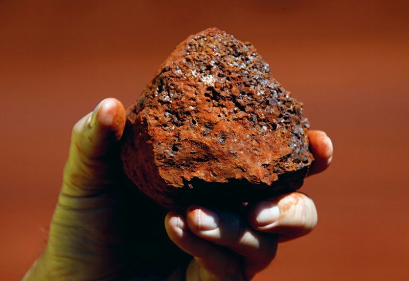 &copy; Reuters. Minerador segurando pedaço de minério no oeste da Austrália. 
02/12/2013   
REUTERS/David Gray