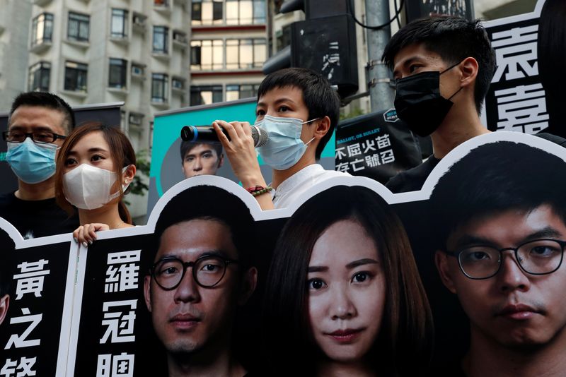 © Reuters. Anthony Wong (primeiro da esquerda para a direita) durante manifestação pró-democracia em Hong Kong 
11/07/2020
REUTERS/Tyrone Siu