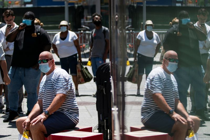 &copy; Reuters. FILE PHOTO: People wear masks to prevent against the spread of coronavirus disease (COVID-19), as the highly transmissible Delta variant has led to a surge in infections, in New York City, U.S., July 30, 2021. REUTERS/Eduardo Munoz