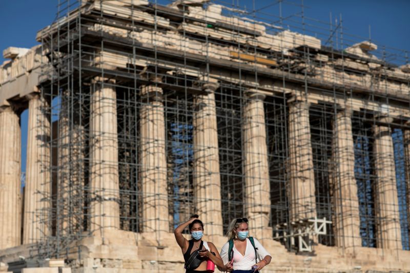 &copy; Reuters. امرأتان تضعان الكمامة للوقاية من فيروس كورونا في اثينا في صورة بتاريخ الثامن من يونيو حزيران 2021. تصوير: الكيس قنسطنطنيدس - رويترز.