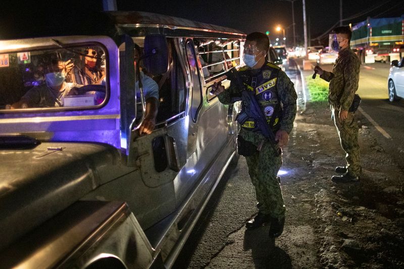 © Reuters. 　フィリピンは８月２日、（感染力の強い）新型コロナウイルスのデルタ型変異株拡散を抑制するため、首都マニラにおける夜間外出禁止時間を延長すると発表した。マニラ近郊で撮影（２０２１年　ロイター/Eloisa Lopez）