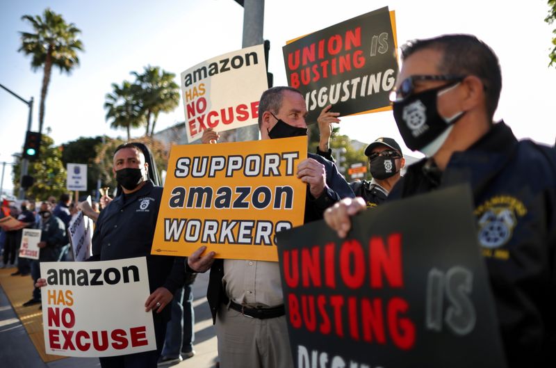 &copy; Reuters. FILE PHOTO: People protest in support of the unionizing efforts of the Alabama Amazon workers, in Los Angeles, California, U.S., March 22, 2021. REUTERS/Lucy Nicholson
