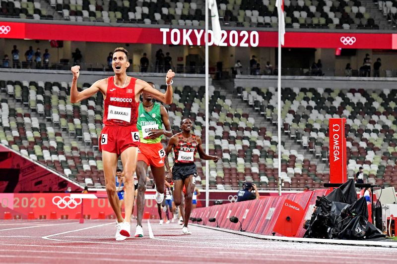 &copy; Reuters. المغربي سفيان البقالي يحتفل بفوزه بذهبية سباق ثلاثة آلاف متر موانع في في ألعاب القوى بأولمبياد طوكيو 2020 يوم الاثنين. صورة حصلت عليها رويترز 