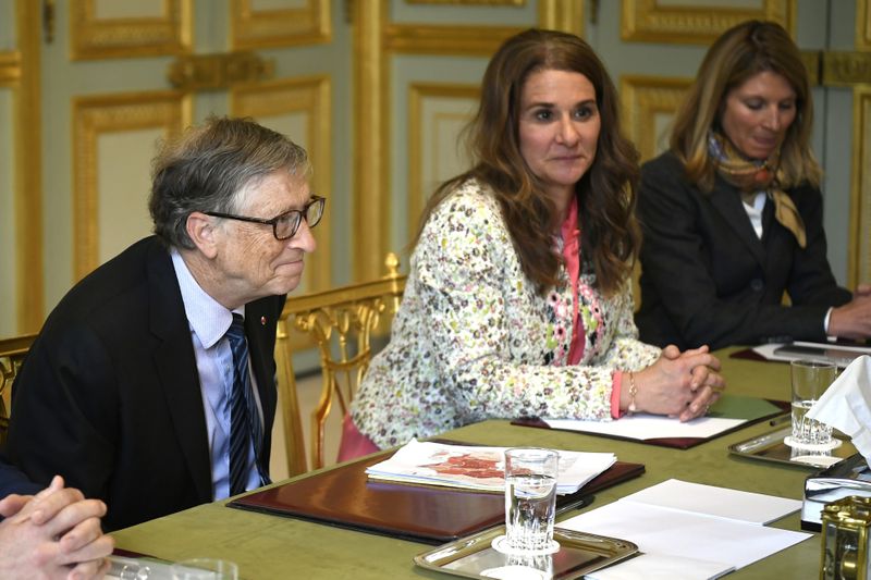&copy; Reuters. 米マイクロソフト創業者で慈善活動家のビル・ゲイツ氏とメリンダ夫人が２日、正式に離婚したことが裁判所の文書で分かった。写真は、フランス・パリのエリゼ宮を訪れたゲイツ氏（左）
