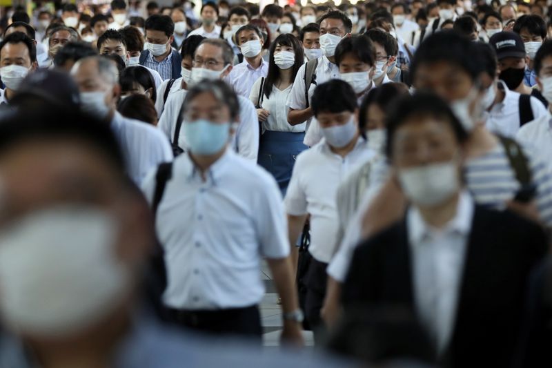 &copy; Reuters. Commuters wearing face masks arrive at Shinagawa Station at the start of the working day amid the coronavirus disease (COVID-19) outbreak, in Tokyo, Japan, August 2, 2021.REUTERS/Kevin Coombs