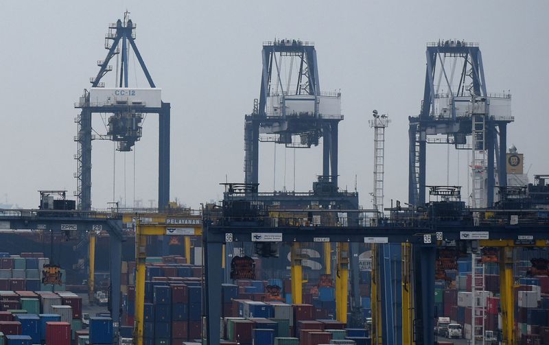 © Reuters. FILE PHOTO: A view of containers at Tanjung Priok port in North Jakarta, Indonesia July 20, 2016 in this photo taken by Antara Foto. Antara Foto/Wahyu Putro/ via REUTERS 