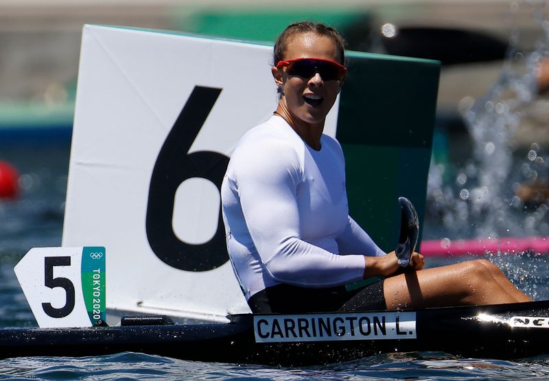&copy; Reuters. النيوزيلندية ليسا كارينجتون تحتفل بفوزها بذهبية فردي الكاياك لمسافة 200 متر ضمن منافسات الكانوي في أولمبياد طوكيو 2020 يوم الثلاثاء. تصوير: ما