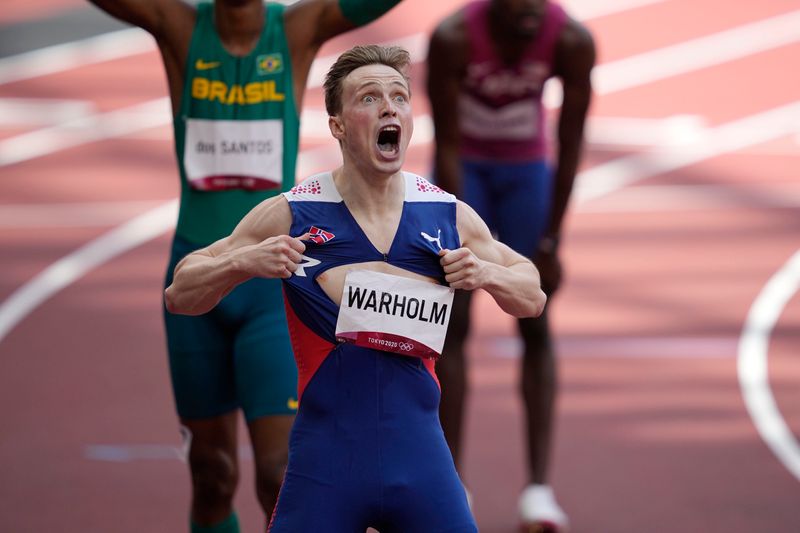 &copy; Reuters. النرويجي كارستن فارهولم يحتفل بعد فوزه بسباق 400 متر حواجز للرجال في ألعاب القوى بأولمبياد طوكيو 2020 يوم الثلاثاء. صورة حصلت عليها رويترز من ي