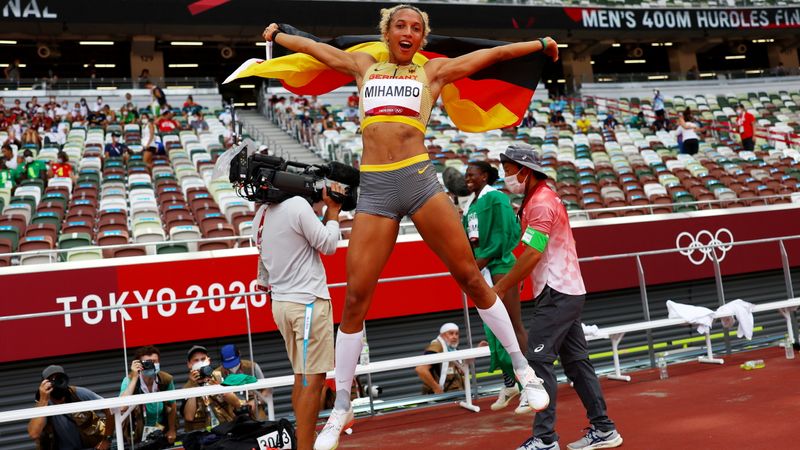 &copy; Reuters. الألمانية مالايكا ميهامبو تحتفل بفوزها بذهبية الوثب الطويل للسيدات في ألعاب القوى بأولمبياد طوكيو 2020 يوم الثلاثاء. تصوير: كاي فافنباخ - روي