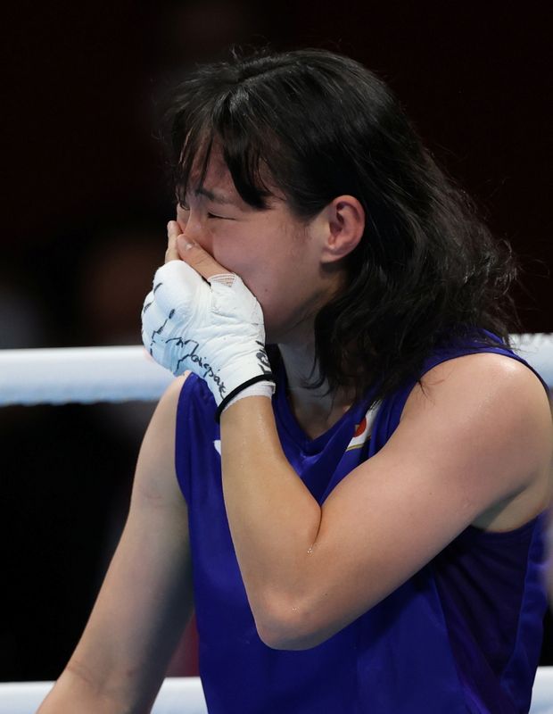 &copy; Reuters. اليابانية سينا إيري تبكي بعد فوزها ببذهبية وزن الريشة في الملاكمة بأولمبياد طوكيو 2020 يوم الثلاثاء. تصوير: كارل ريسين - رويترز.