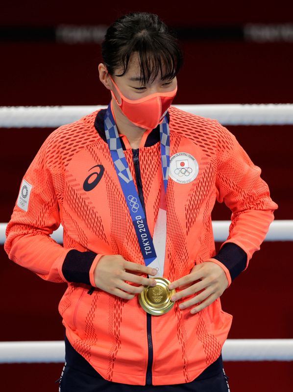 © Reuters. اليابانية سينا إيري بعد فوزها ببذهبية وزن الريشة في الملاكمة بأولمبياد طوكيو 2020 يوم الثلاثاء. تصوير: كارل ريسين - رويترز.