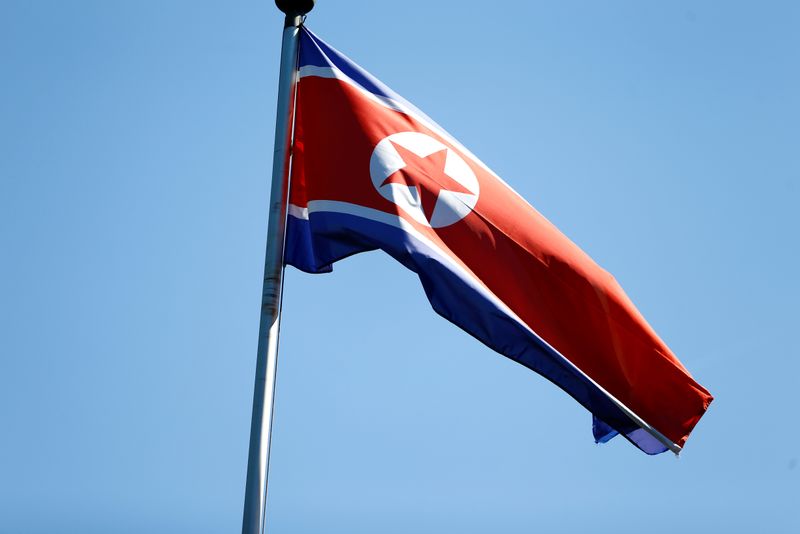 &copy; Reuters. 　８月３日、北朝鮮は、米国との非核化協議再開に向け、金属輸出や精製燃料など必需品の輸入を禁じた国際的な制裁の解除を求めている。写真は北朝鮮の旗。ジュネーブで２０１７年６月