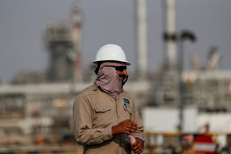 &copy; Reuters. FILE PHOTO: An employee looks on at Saudi Aramco oil facility in Abqaiq, Saudi Arabia October 12, 2019. REUTERS/Maxim Shemetov/File Photo
