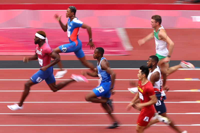 &copy; Reuters. FILE PHOTO: Tokyo 2020 Olympics - Athletics - Men's 200m - Round 1 - Olympic Stadium, Tokyo, Japan - August 3, 2021. Athletes in action during Heat 6. REUTERS/Andrew Boyers