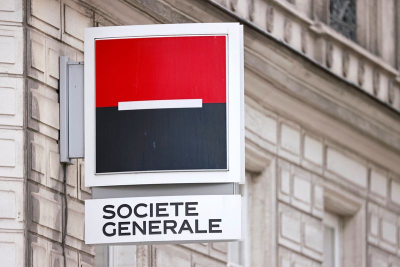 &copy; Reuters. FOTO DE ARCHIVO: Un letrero de Societe Generale fuera de un edificio del banco en París