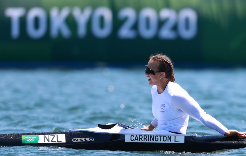 &copy; Reuters. Juegos Olímpicos de Tokio 2020 - Sprint de Piragua - K2 500m Femenino - Final A - Canal del Bosque del Mar, Tokio, Japón - Lisa Carrington, de Nueva Zelanda, celebra tras ganar su segunda medalla de oro del día, 3 de agosto de 2021. REUTERS/Yara Nardi
