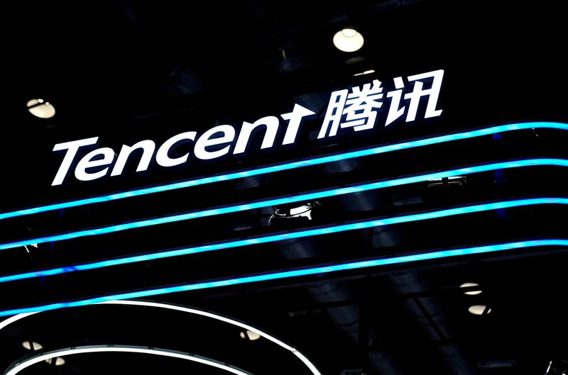 &copy; Reuters. FOTO DE ARCHIVO: Logotipo de Tencent su stand en la Feria Internacional de Comercio de Servicios de China 2020 (CIFTIS) en Pekín