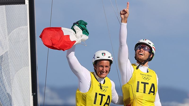 &copy; Reuters. الثنائي الإيطالي روجيرو تيتا وكاترينا بانتي يحتفلان بالفوز بسباق الشراع فئة ناكرا 17 المختلط في أولمبياد طوكيو يوم الثلاثاء. رويترز