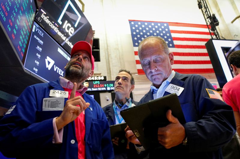 &copy; Reuters. Traders gather for the IPO of VTEX, Brazil's digital commerce company, at the New York Stock Exchange (NYSE) in New York City, New York, U.S., July 21, 2021.  REUTERS/Brendan McDermid