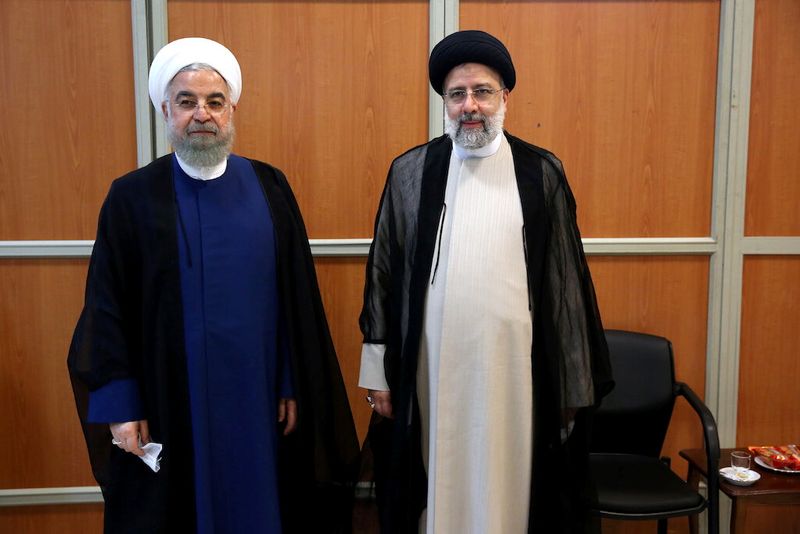 &copy; Reuters. El ex presidente iraní Hassan Rouhani junto al nuevo presidente electo de Irán, Ebrahim Raisi, durante la ceremonia de investidura, en Teherán, Irán, 3 de agosto de 2021. REUTERS/Sitio web oficial de Jamenei
