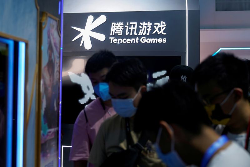 © Reuters. FILE PHOTO: Visitors are seen at the Tencent Games booth during the China Digital Entertainment Expo and Conference, also known as ChinaJoy, in Shanghai, China, July 30, 2021. REUTERS/Aly Song/File Photo