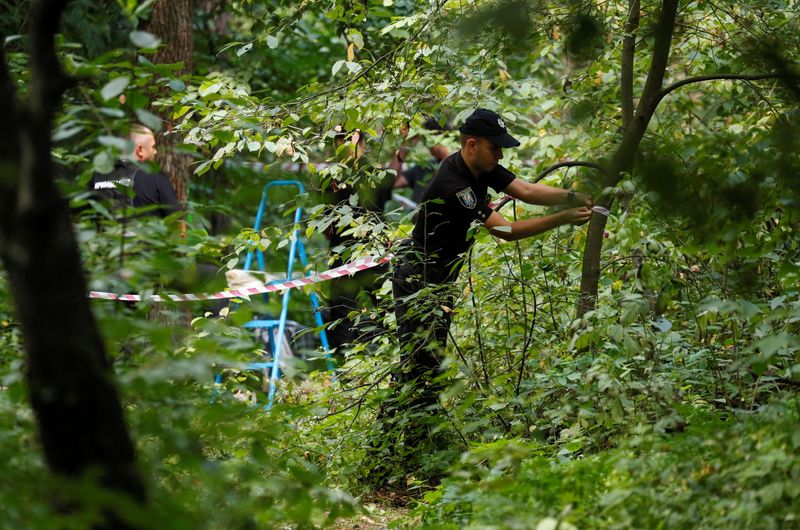 &copy; Reuters.   ８月３日、ウクライナに亡命したベラルーシの活動家が３日早く、ウクライナの首都キエフにある自宅近くの公園で遺体で発見された。遺体発見現場付近で撮影（２０２１年　ロイター/Gle