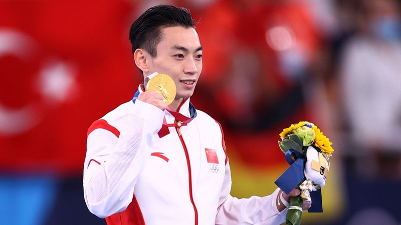 © Reuters. الصيني تشو جينغ يوان يتوج بذهبية مسابقة المتوازيين في منافسات الجمباز للرجال في ألعاب طوكيو يوم الثلاثاء. رويترز
