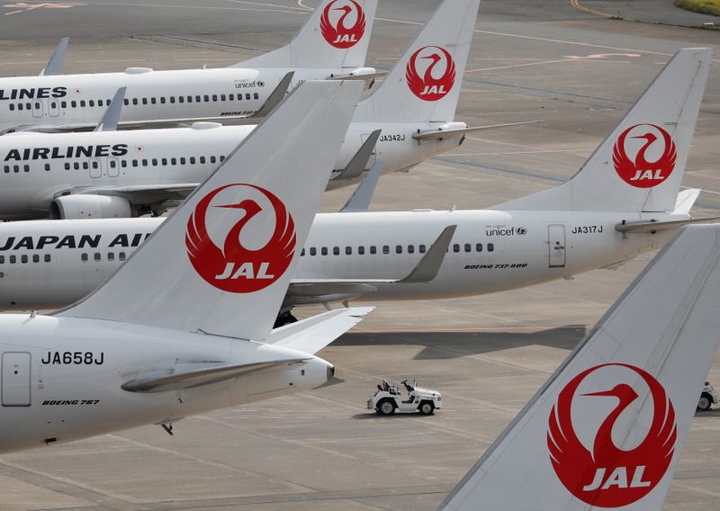 &copy; Reuters.   ８月３日、日本航空（ＪＡＬ）が発表した２０２１年４─６月期の連結決算（国際会計基準）によると、純損益は５７９億円の赤字だった。写真は２０２０年１０月、羽田空港に駐機中の