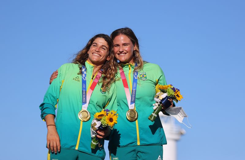 &copy; Reuters. Martine Grael e Kahena Kunze no pódio após conquistarem medalha de ouro na Olimpíada de Tóquio
03/08/2021 REUTERS/Carlos Barria